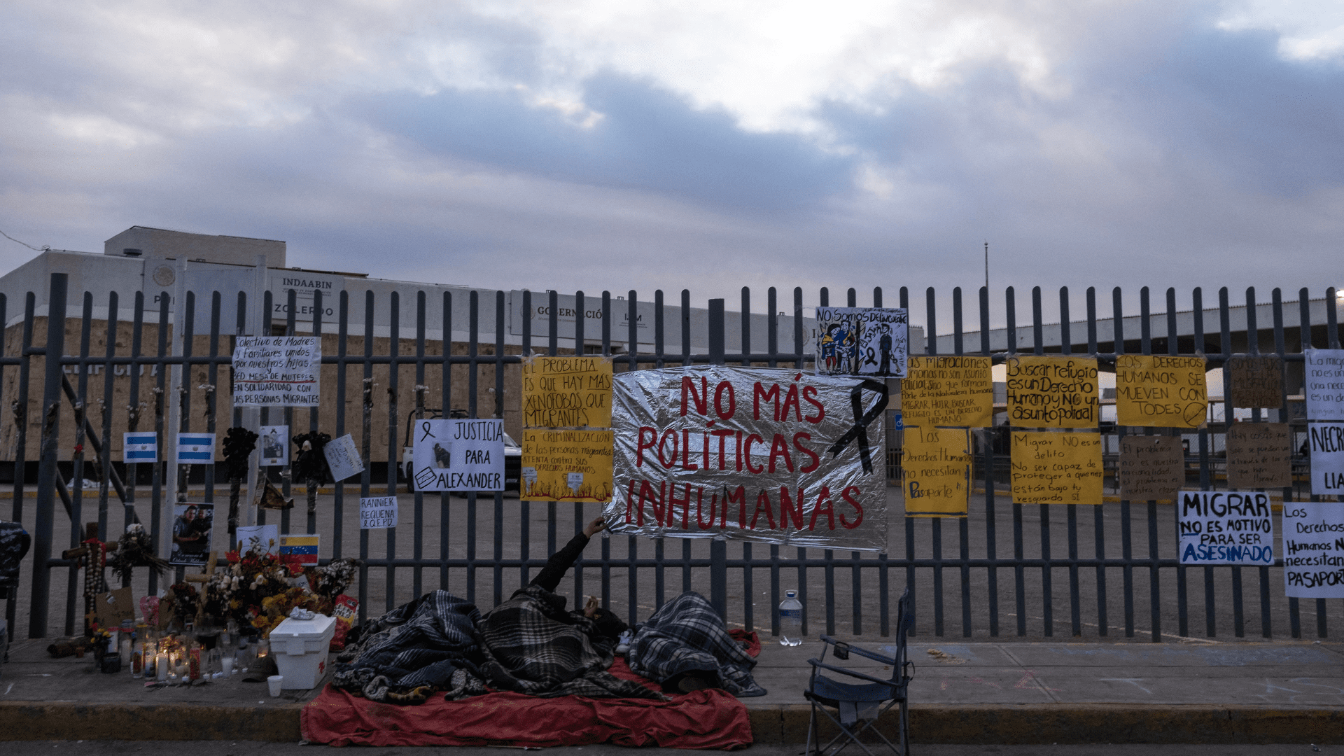 Migrantes protestan frente al INM - AFP