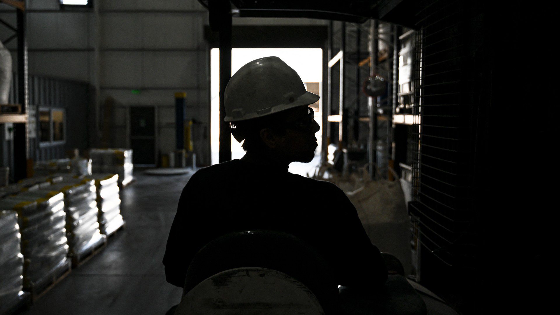 Trabajador en empresa en Chile (AFP)