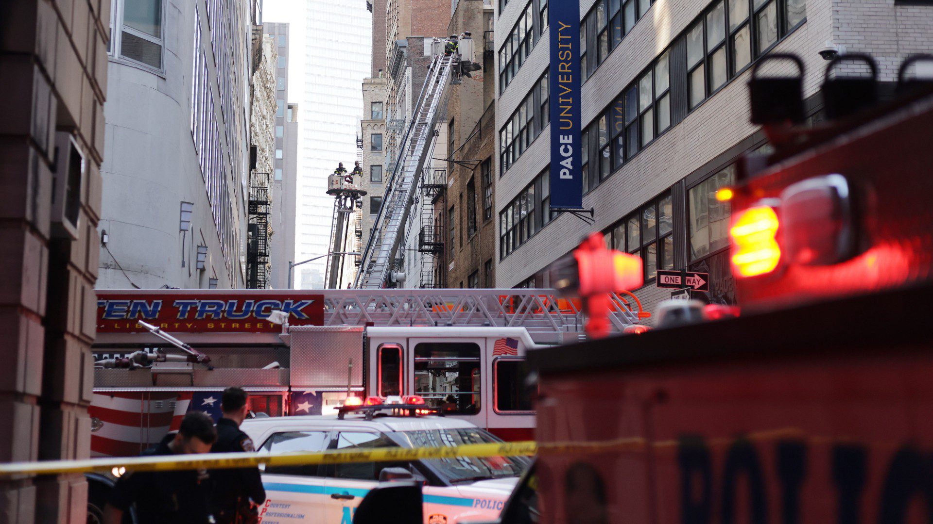 Acordonamiento en el número 57 de Ann Street en el Bajo Manhattan tras el colapso de un estacionamiento | Foto: EFE