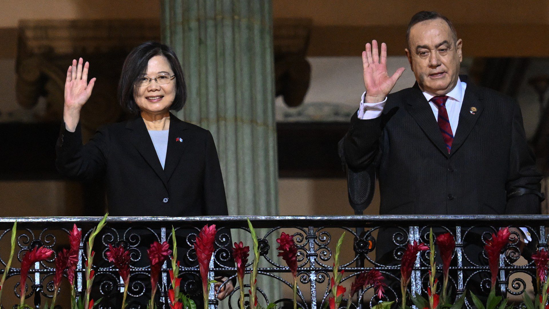 El presidente de Guatemala, Alejandro Giammattei, y su homóloga en Taiwán, Tsai Ing-wen. (AFP)
