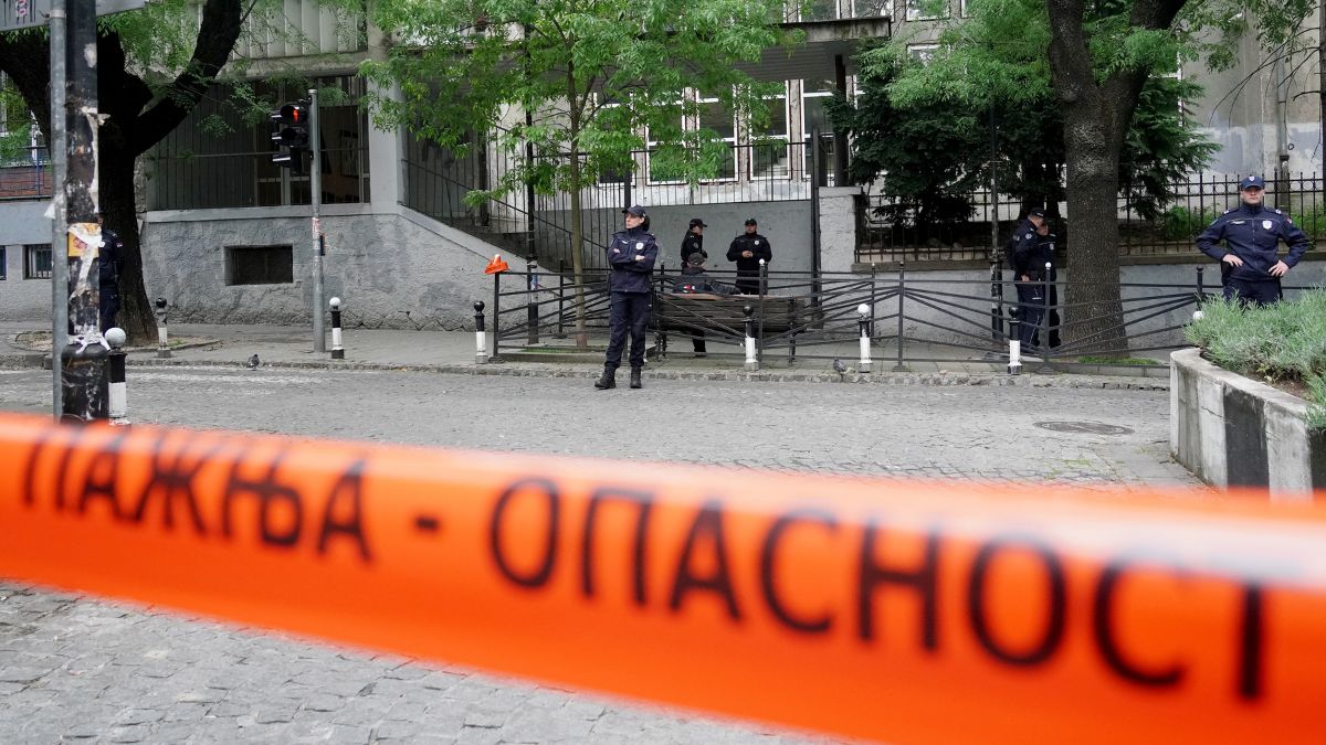Oficiales de policía vigilan la entrada de la escuela luego de un tiroteo en una escuela en Belgrado, Serbia (AFP)