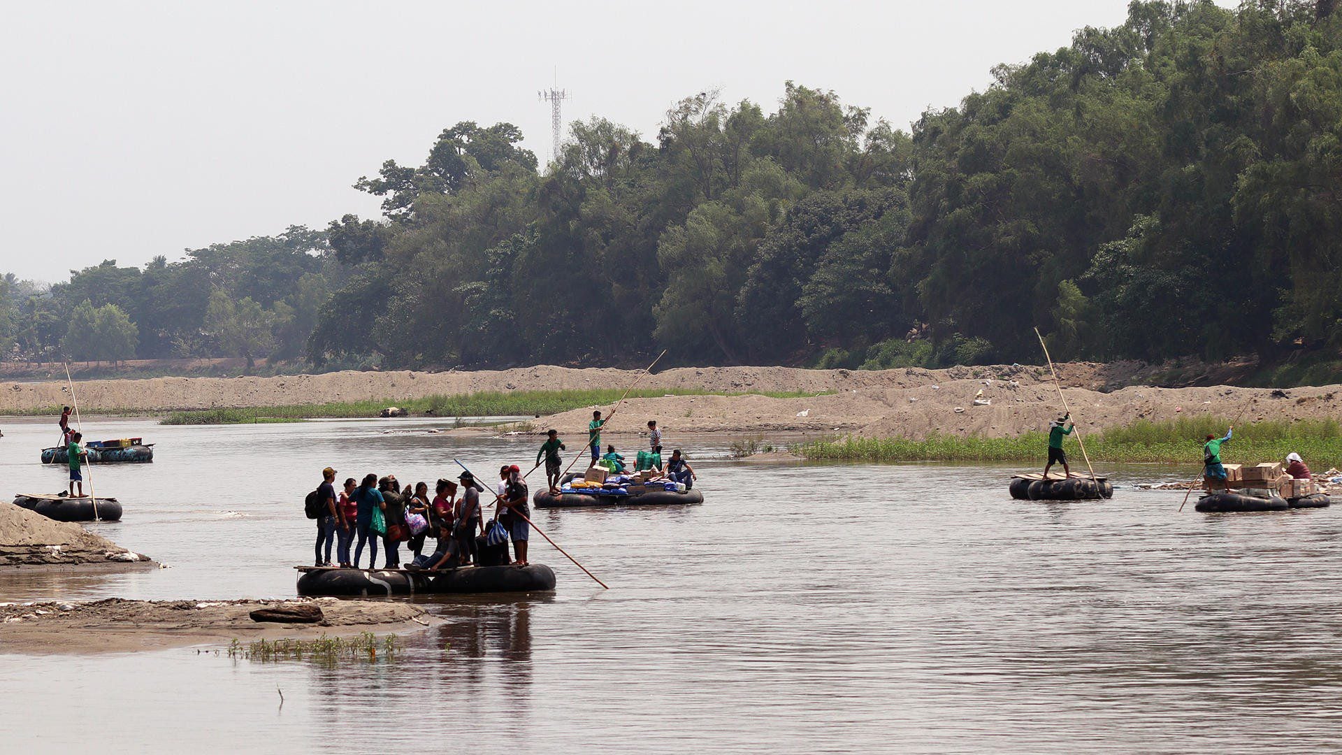 Migrantes intentan cruzar de México a Estados Unidos tras el fin del Título 42 / FOTO: EFE