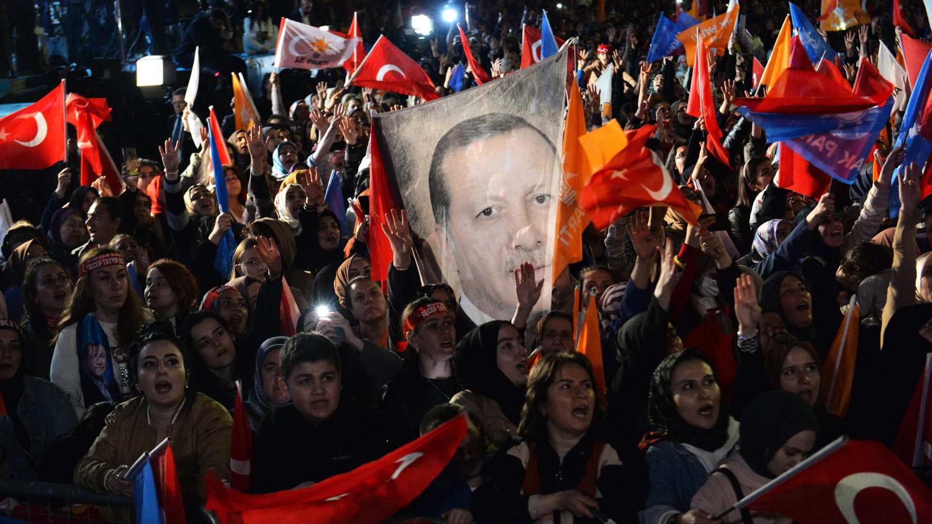 Ankara (Turquía), 15/05/2023.- Partidarios ondean banderas y pancartas mientras el presidente y candidato presidencial turco, Recep Tayyip Erdogan, pronuncia un discurso en el Partido de la Justicia y el Desarrollo (AKP) - EFE
