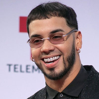 Anuel le lanza una nueva indirecta a Karol G junto a una prenda con su ...