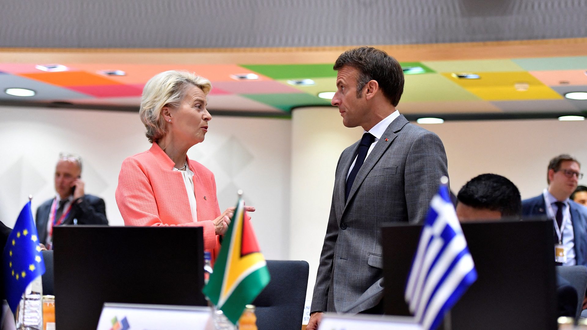 Ursula von der Leyen conversa con Macron previo a la cumbre CELAC - Foto AFP