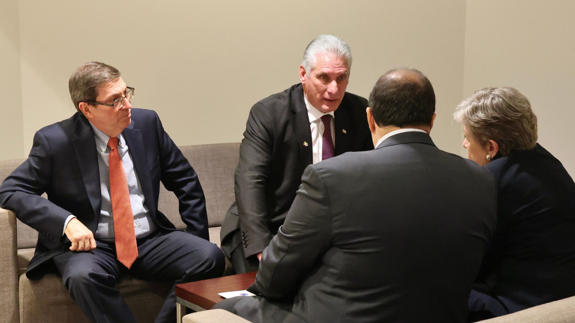 Bruno Rodríguez Parrilla, canciller de Cuba; Miguel Díaz-Canel, presidente de Cub, y funcionarios de la UE - Foto: EFE