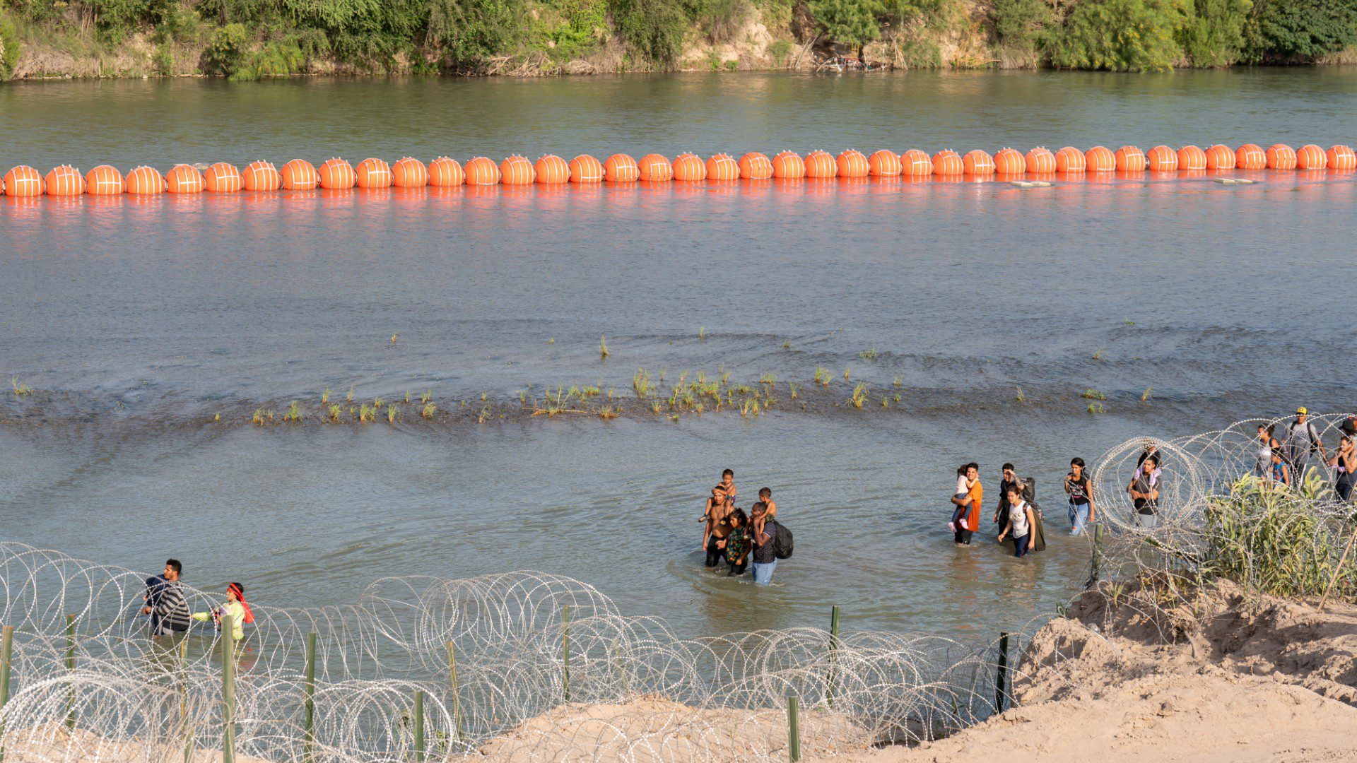 Boyas instalas por Texas en el río Bravo (AFP)