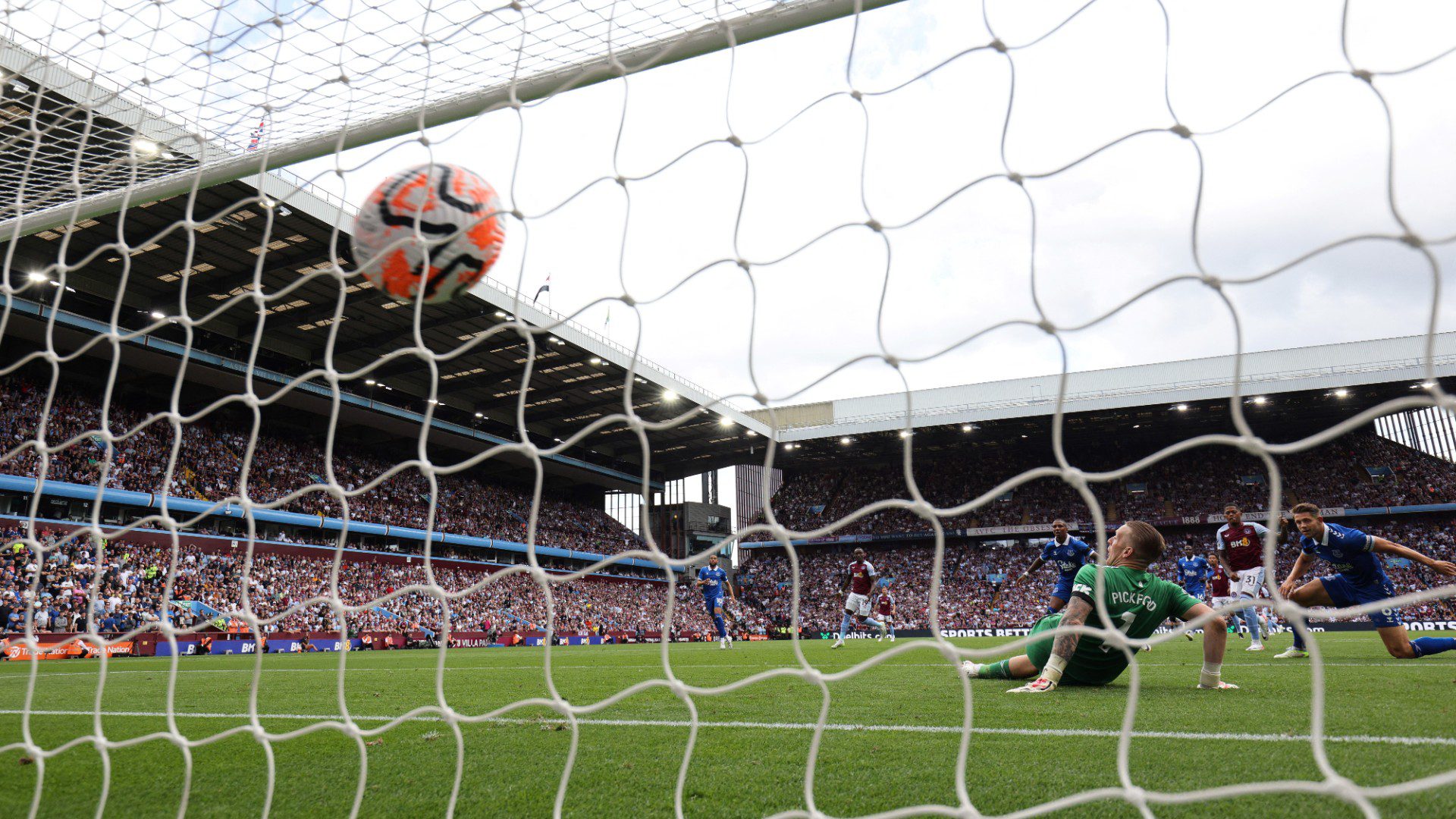 Gol en partido del Aston Villa ante el Everton en partido de la Premier League - Foto: AFP