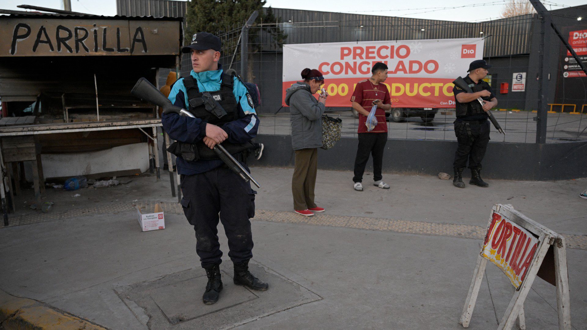 Policías en Buenos Aires custodian un supermercado - Foto: AFP Policías en Buenos Aires custodian un supermercado - Foto: AFP
