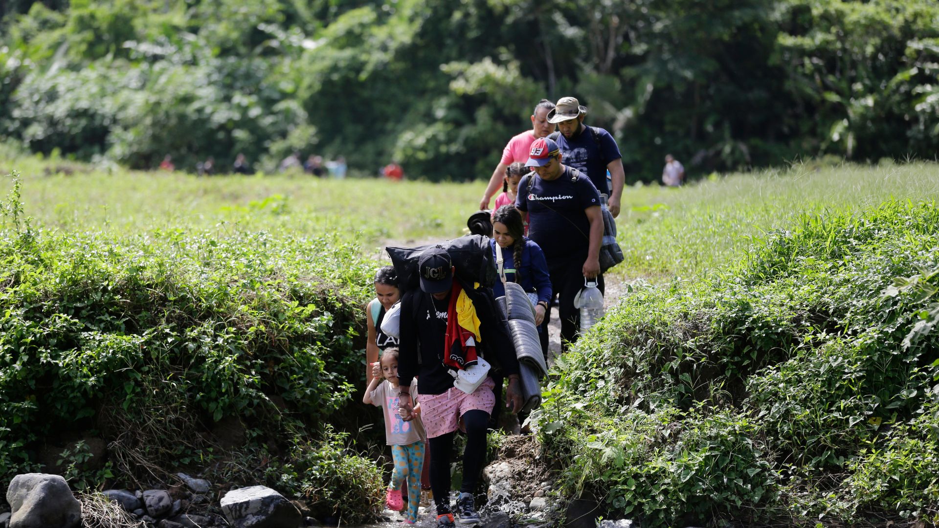 Familia de migrantes camina por el sector de Cañas Blancas en el Darién (Panamá) . Foto por EFE
