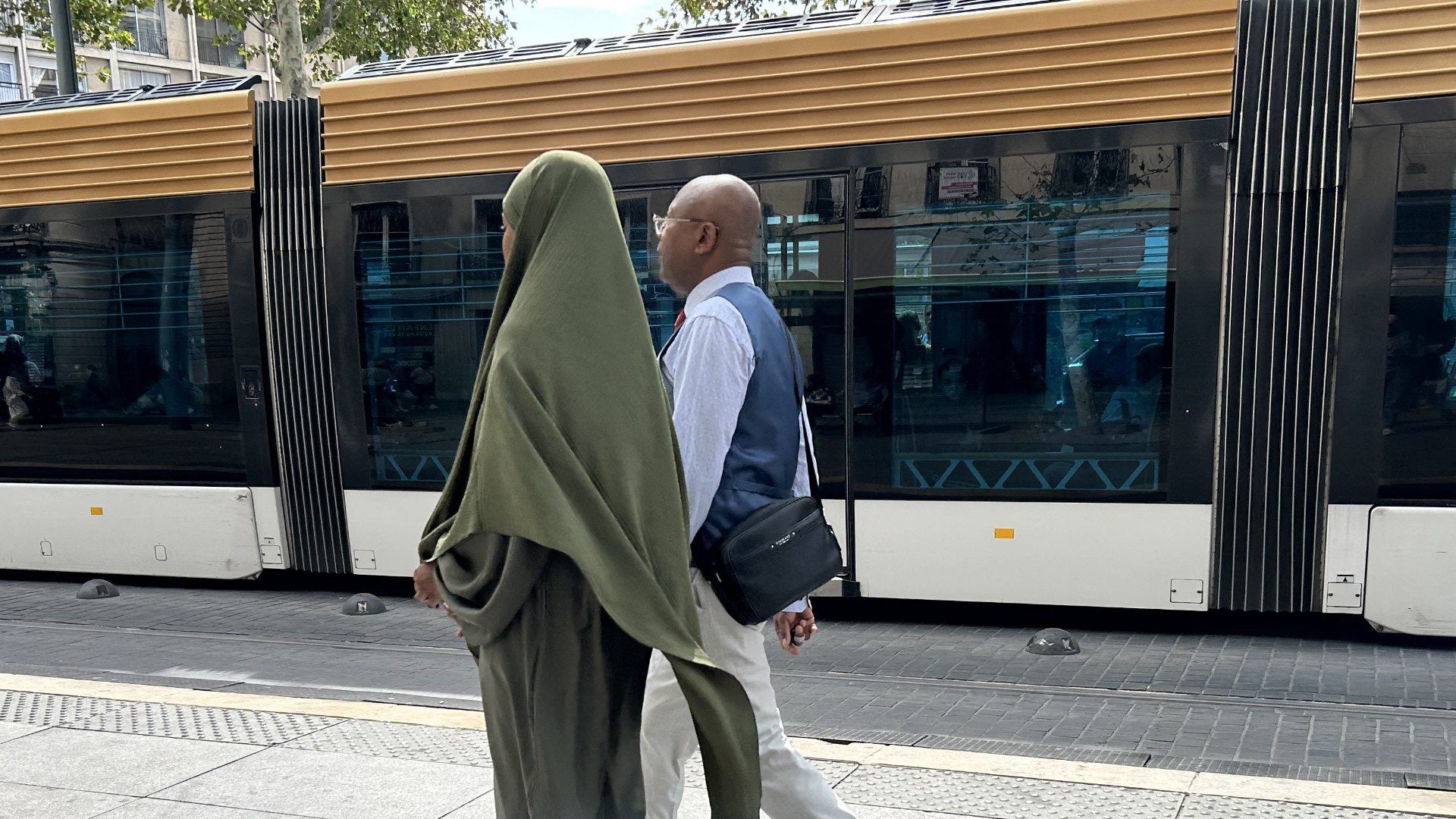 Mujer usa una abaya (AFP)