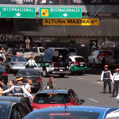 Balacera en aeropuerto de Ciudad de México deja dos policías heridos ...
