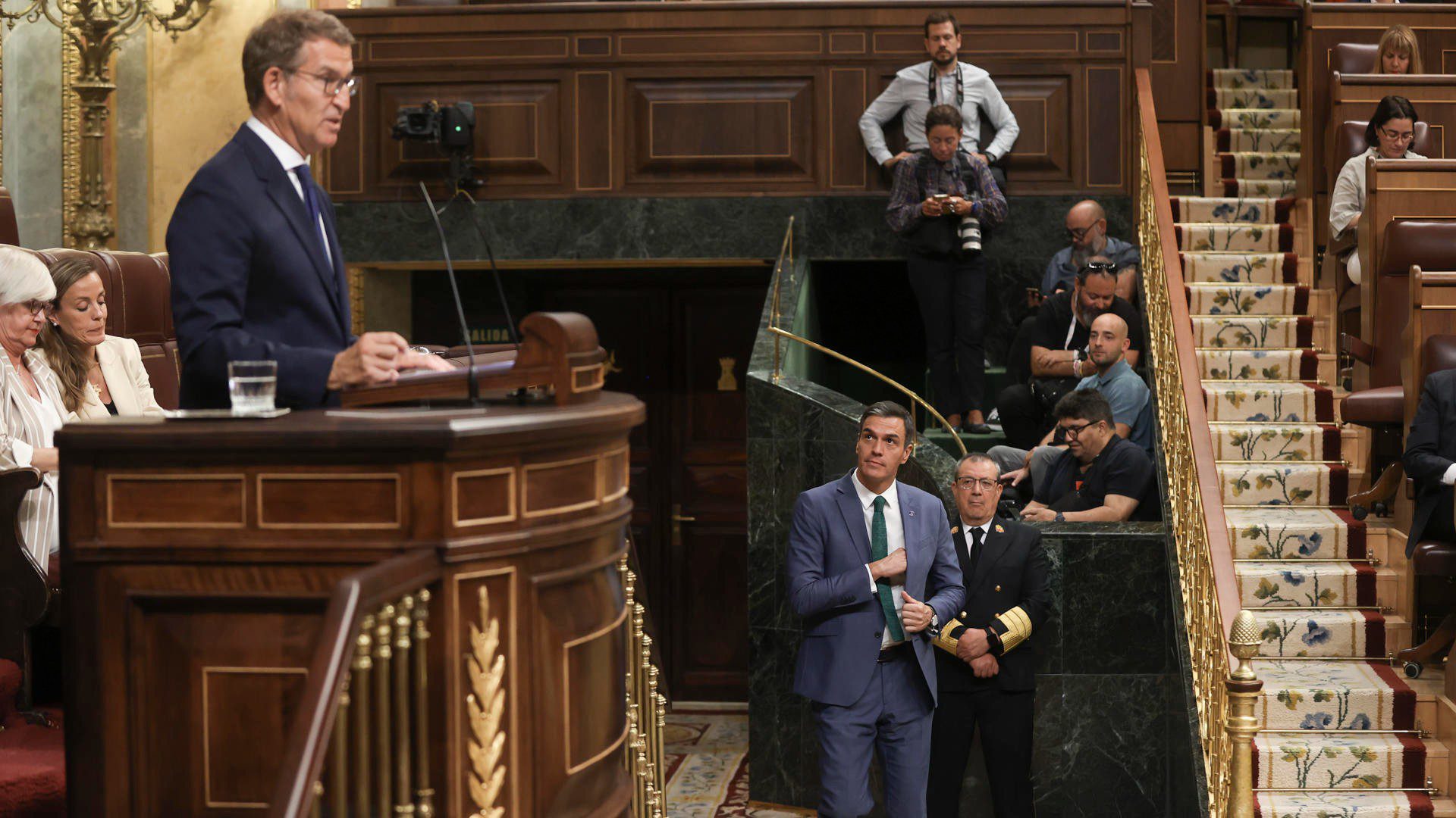 MADRID, 26/09/2023.- El presidente del Partido Popular y candidato a la investidura, Alberto Núñez Feijóo (i), interviene mientras pasa el presidente del Gobierno en funciones, Pedro Sánchez (d), en la primera sesión de su debate de investidura a la Presidencia del Gobierno, este martes en el Congreso. EFE