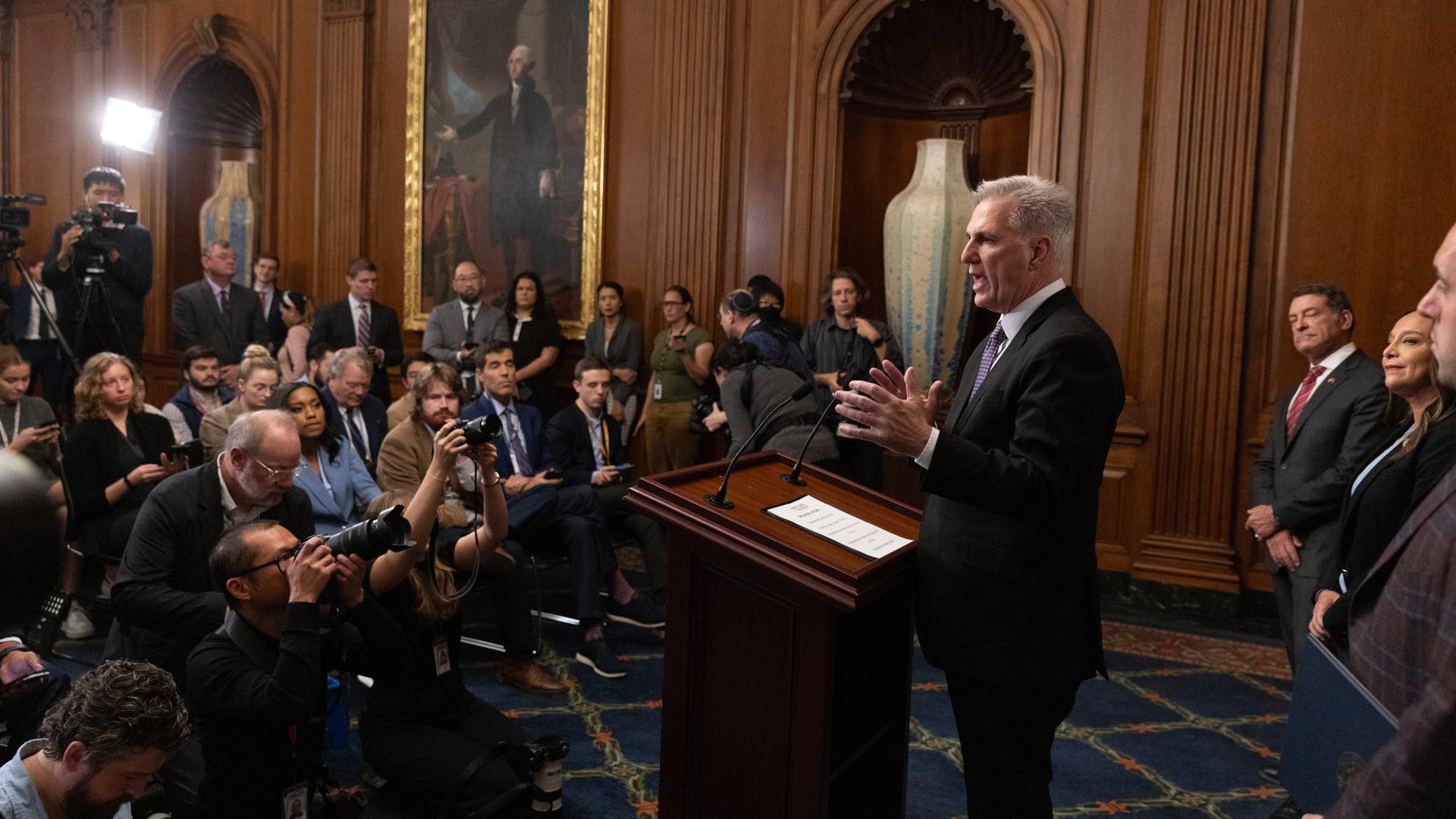 Washington (Estados Unidos), 29/09/2023.- El presidente de la Cámara de Representantes de los Estados Unidos, Kevin McCarthy, celebra una conferencia de prensa en Capitol Hill en Washington, DC, EE.UU., el 29 de septiembre de 2023.