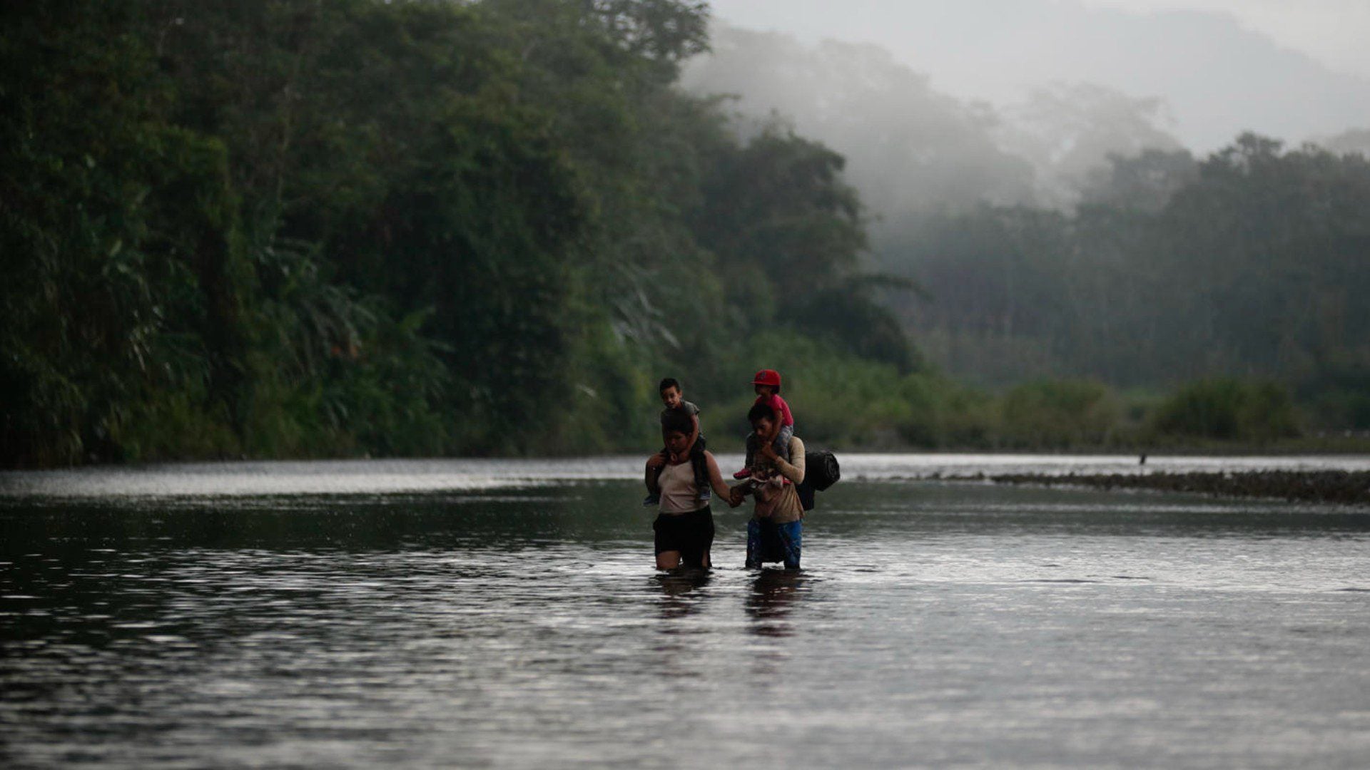 Migrantes en la ruta del Darién / FOTO: EFE