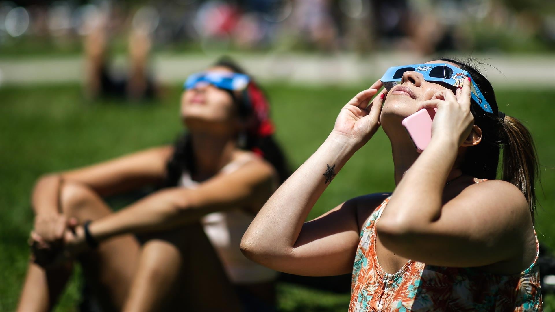 Mujer observando un eclipse solar en Buenos Aires, Argentina - Foto: EFE
