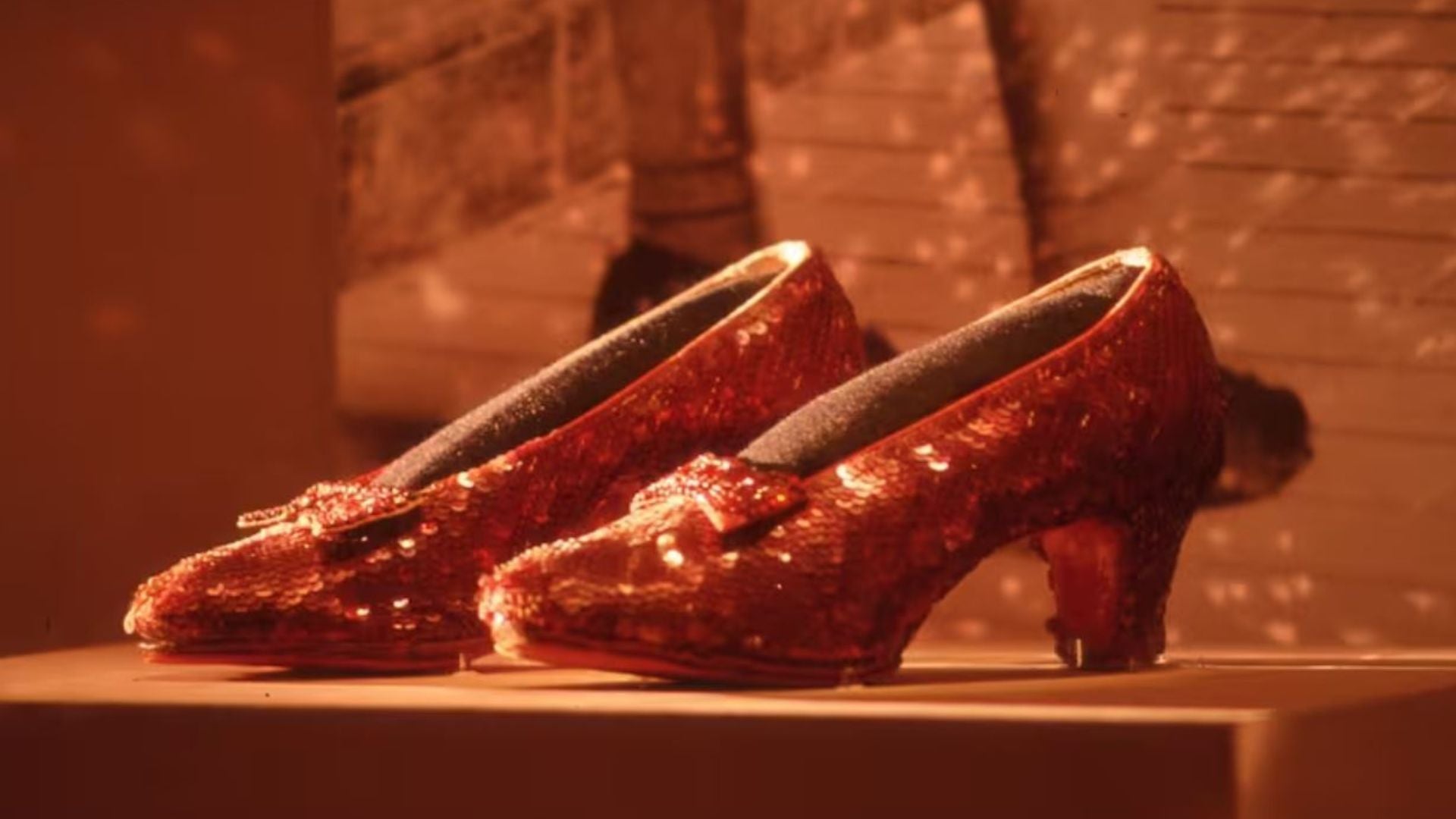 Zapatillas que la difunta actriz Judy Garland usó en el clásico ‘El mago de Oz’ - Foto de The Judy Garland Museum