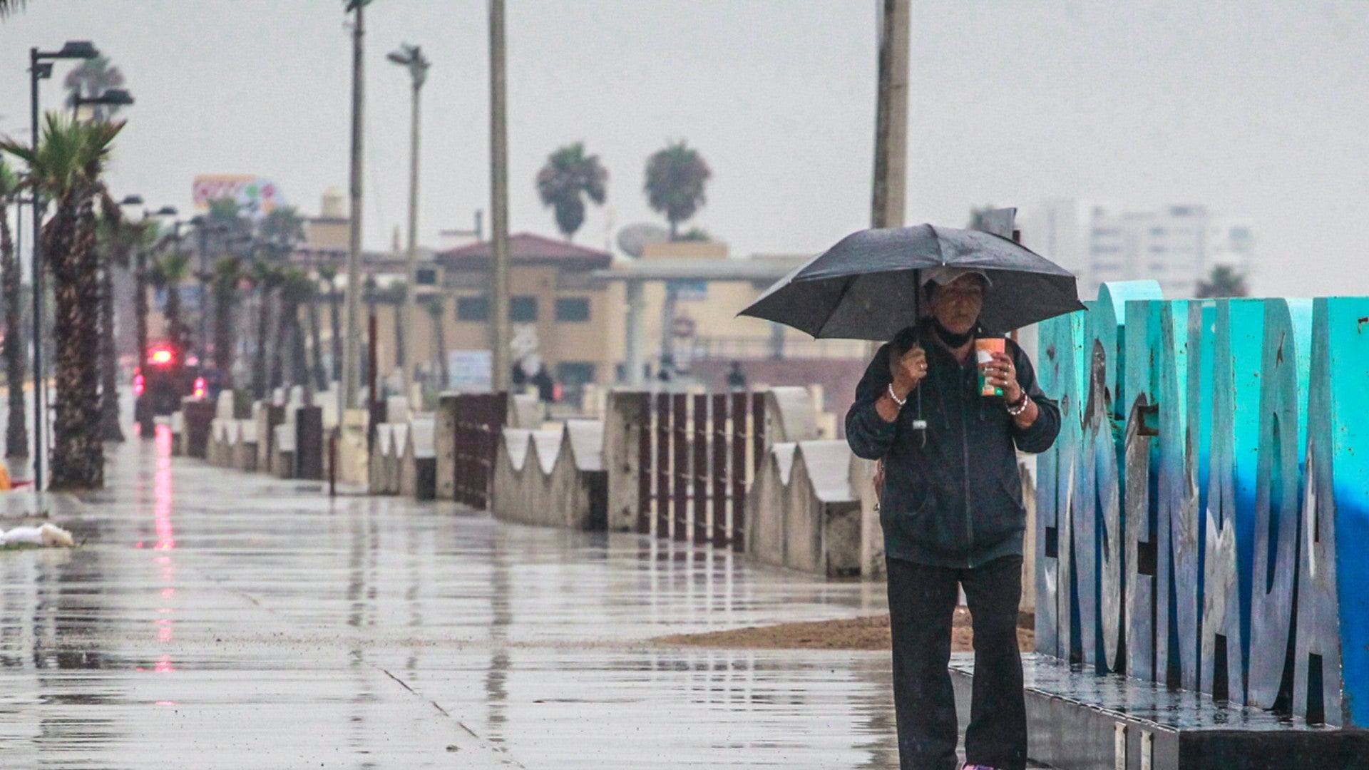 Huracán Norma toca tierra en México / FOTO: EFE