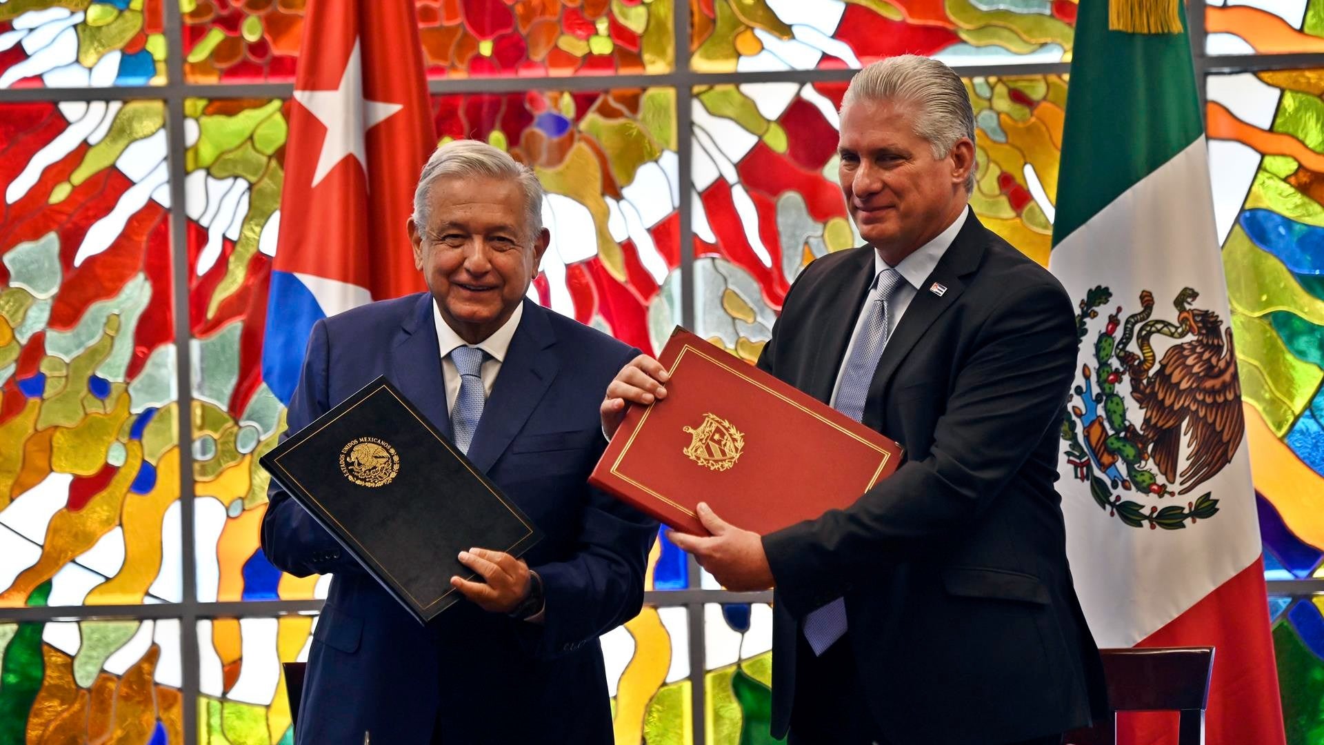 López Obrador y Díaz-Canel durante una firma de acuerdos en 2022. (EFE)