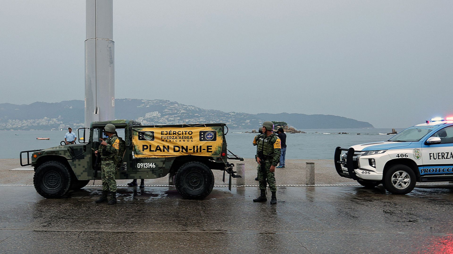 Soldados del Ejército mexicano vigilan las playas de Acapulco por el paso del huracán ‘Otis’ - Foto: EFE