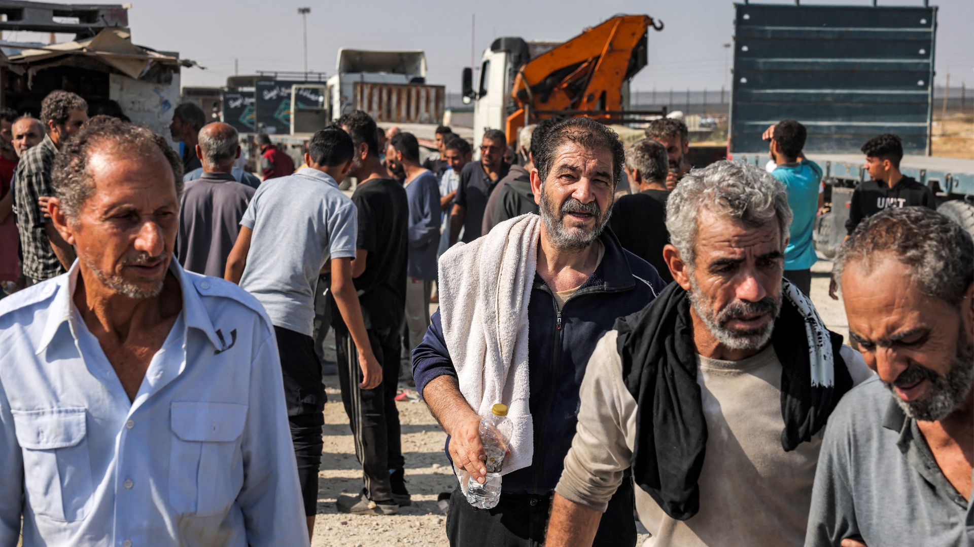 Israel envía a "miles" de trabajadores palestinos de vuelta a la Franja de Gaza - Foto de AFP