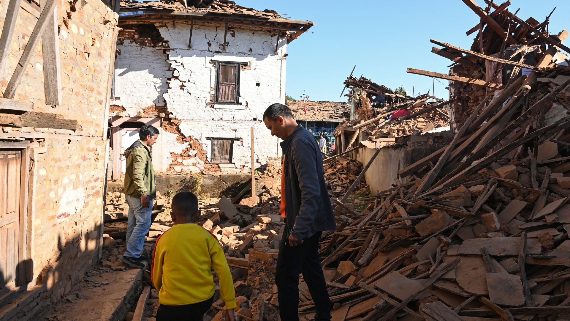 Las devastadoras imágenes de terremoto en Nepal que ya deja 157 muertos - FOTO AFP