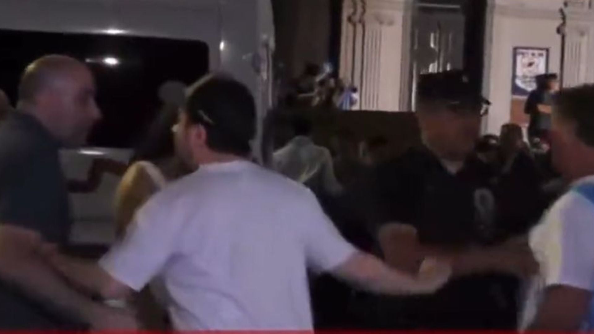 Pelea entre seguidores de Javier Milei - Captura de video C5N