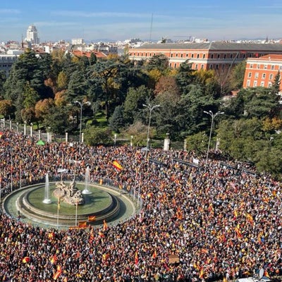 Decenas de miles de personas salieron a las calles de Madrid para ...