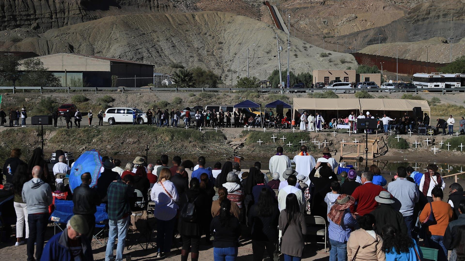 CIUDAD JUAREZ ( (MÉXICO), 04/11/2023.- Migrantes participan en una misa binacional a mitad del Río Bravo hoy, en Ciudad Juárez (México). Alrededor de 400 personas de México y Estados Unidos se reunieron junto al Río Bravo, en la frontera norte de lado mexicano, para celebrar una misa en honor a los migrantes difuntos, como parte de la celebración mexicana de Día de los Muertos. EFE CIUDAD JUAREZ ( (MÉXICO), 04/11/2023.- Migrantes participan en una misa binacional a mitad del Río Bravo hoy, en Ciudad Juárez (México). Alrededor de 400 personas de México y Estados Unidos se reunieron junto al Río Bravo, en la frontera norte de lado mexicano, para celebrar una misa en honor a los migrantes difuntos, como parte de la celebración mexicana de Día de los Muertos. EFE