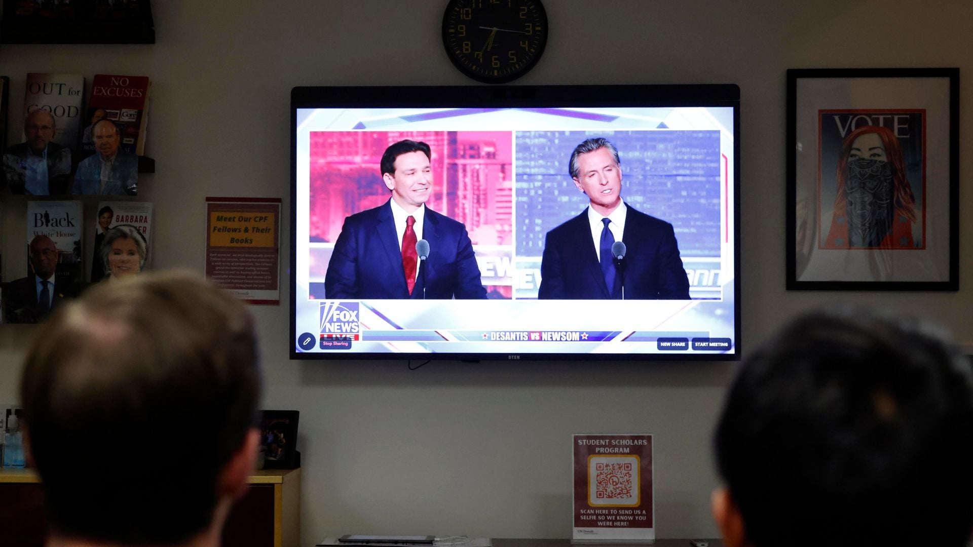 Estudiantes y visitantes observan el debate entre el gobernador de Florida, Ron DeSantis, y el gobernador de California, Gavin Newsom - Foto: EFE