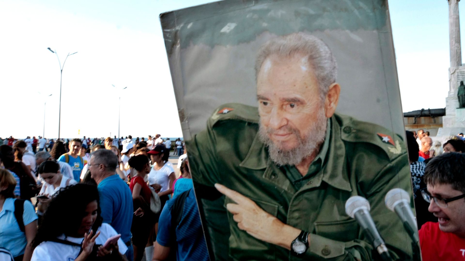 Una persona sostiene una imagen de Fidel Castro durante una marcha en La Habana (Cuba) - Foto: EFE
