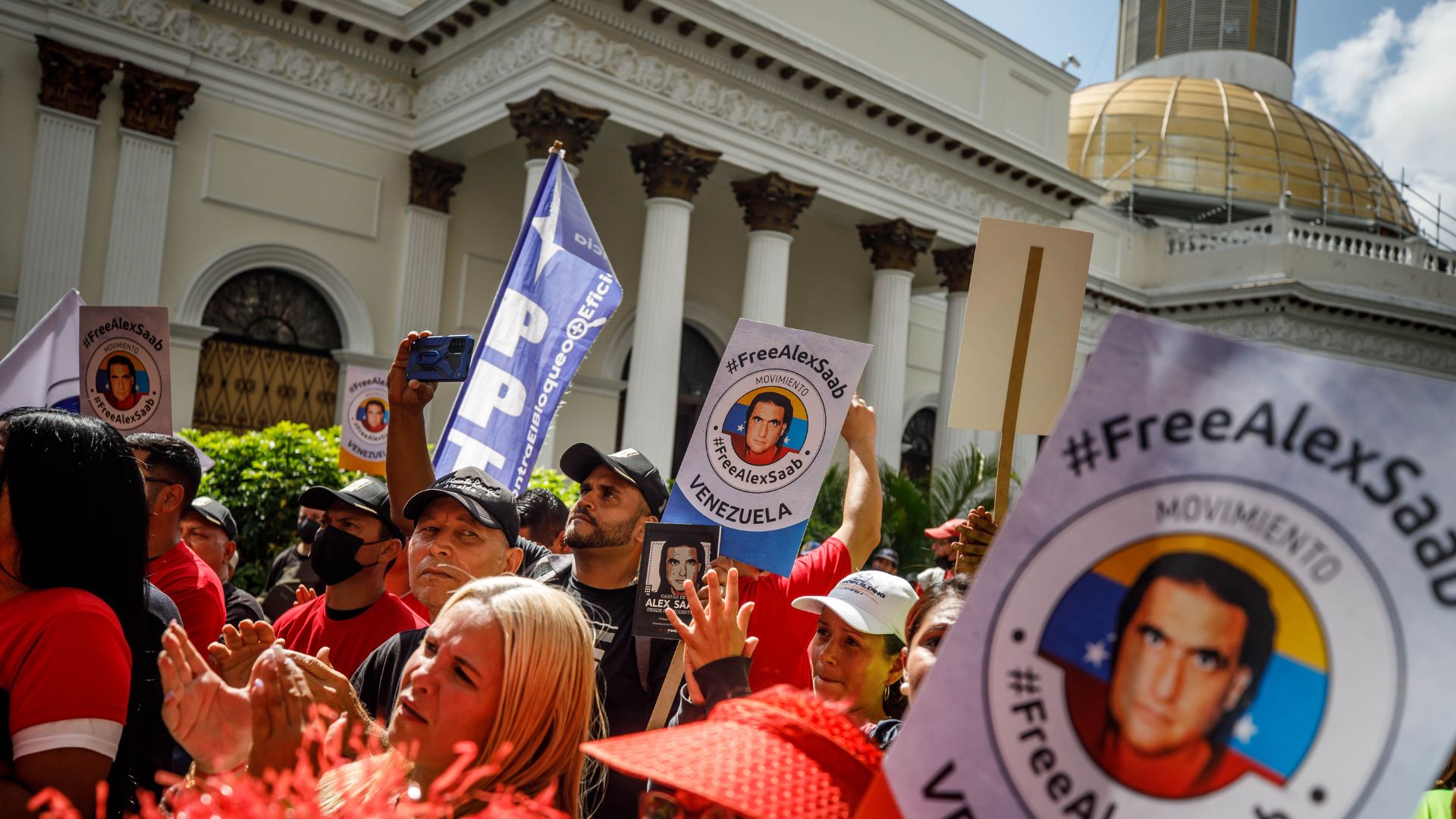 Grupo de personas participan en una concentración en apoyo a Alex Saab, en las inmediaciones de la Asamblea Nacional del régimen venezolano - Foto: EFE
