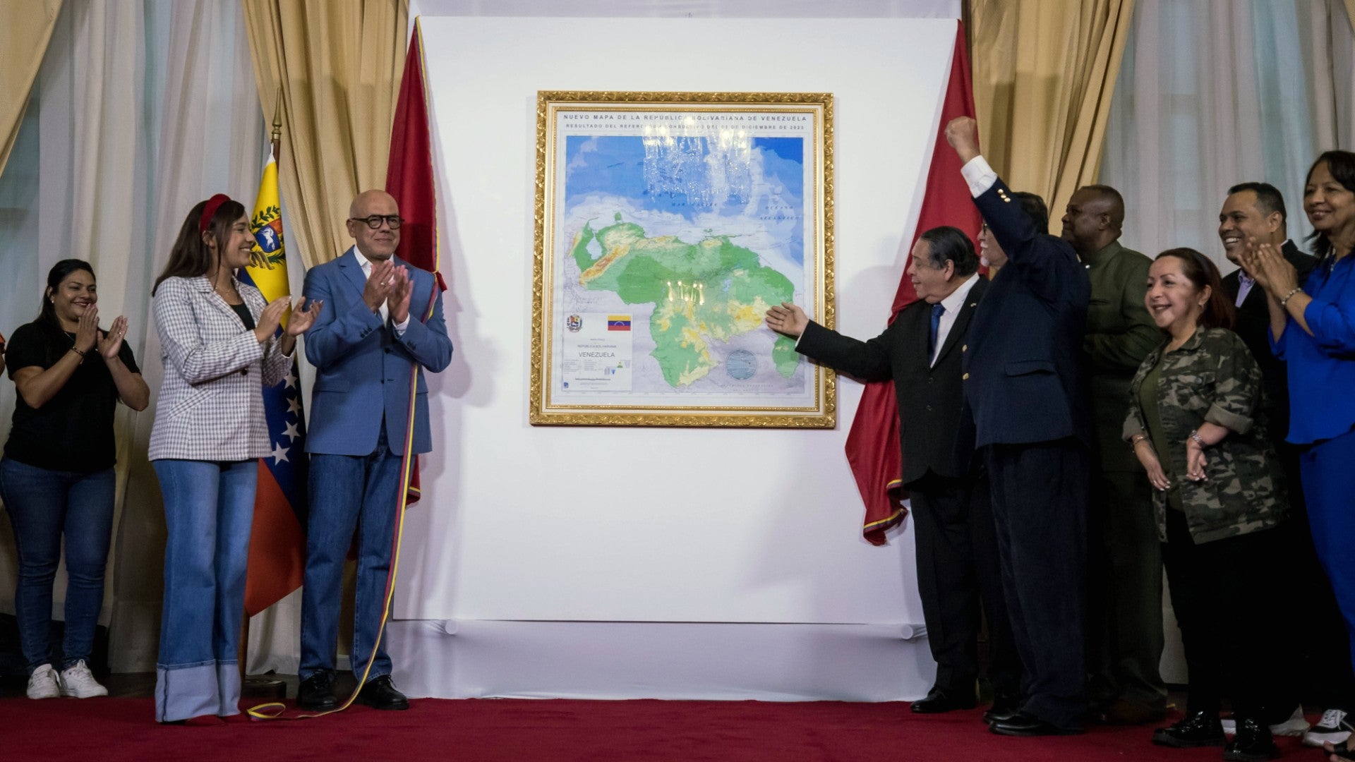 Jorge Rodríguez junto a un mapa con el Esequibo (EFE)