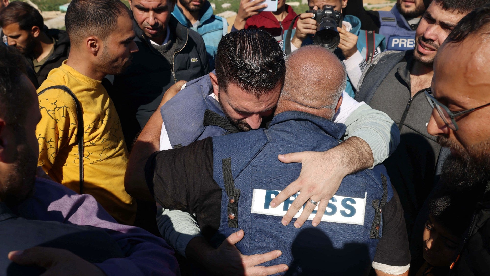 Wael al Dahdouh, redactor jefe de la oficina de Al Jazeera en la Franja de Gaza, llora la muerte de su hijo periodista. (AFP)