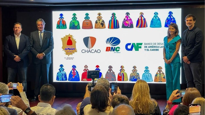 Antonio Azzato, artista plástico venezolano, junto a las autoridades