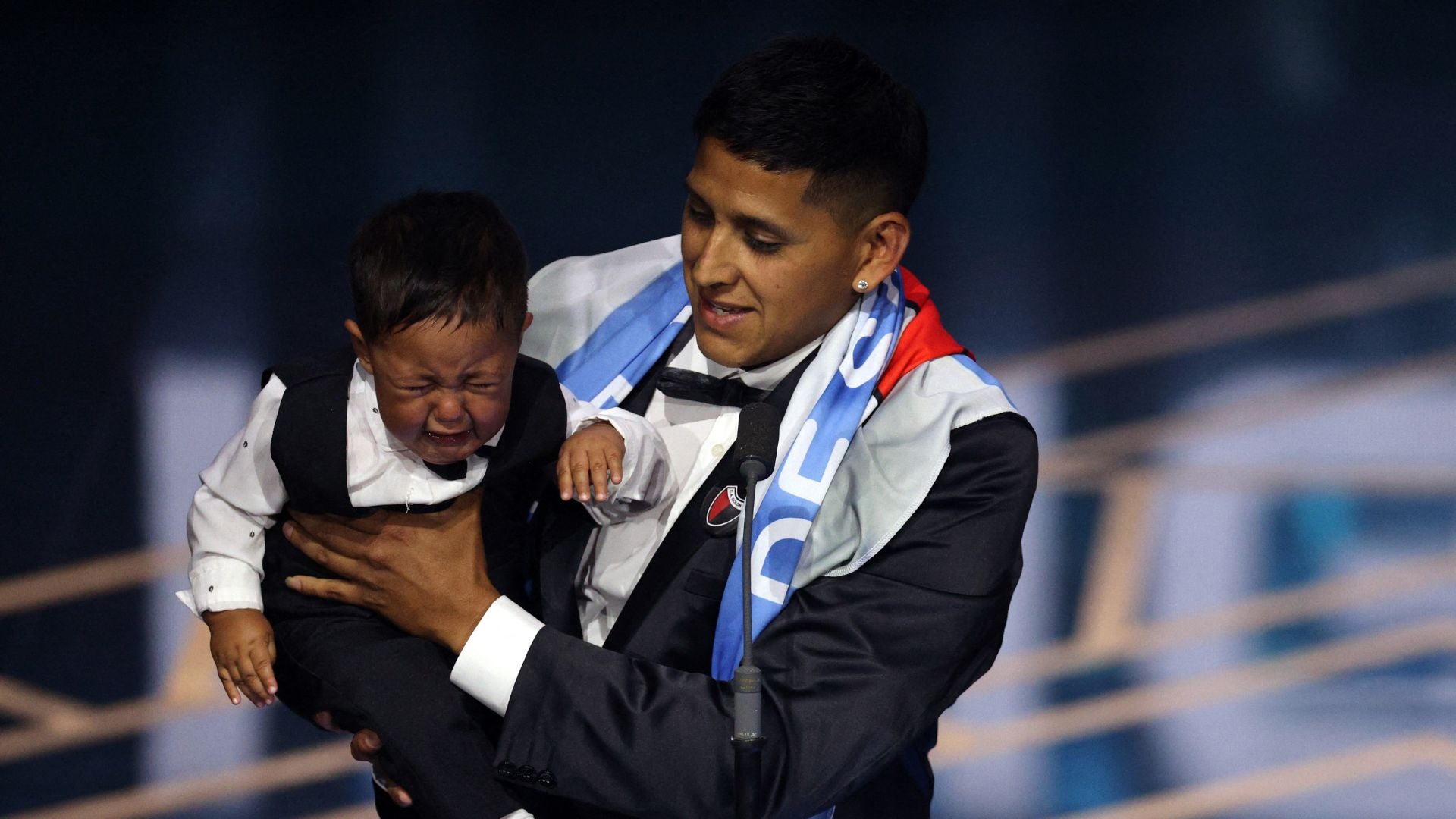 Argentino ganó el premio de la FIFA "al mejor fanático del año" por alimentar a su bebé en pleno estadio - Foto AFP