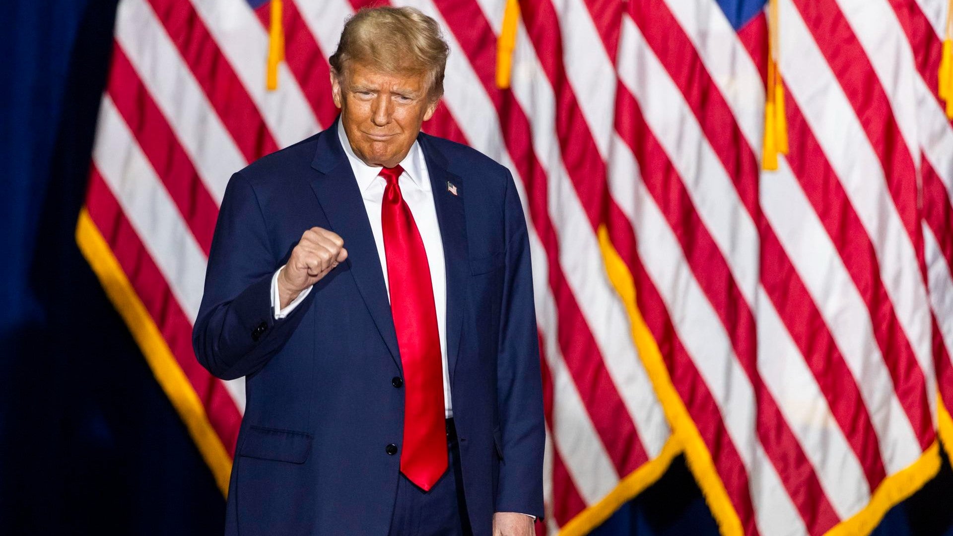 El expresidente Donald Trump celebra en el Centro de Eventos de Iowa después de ganar el primer caucus de Iowa en el país en Des Moines, Iowa, EE.UU., el 15 de enero de 2024. Trump ganó el estado cómodamente, derrotando a la exgobernadora de Carolina del Sur, Nikki Haley y al gobernador de Florida, Ron DeSantis.