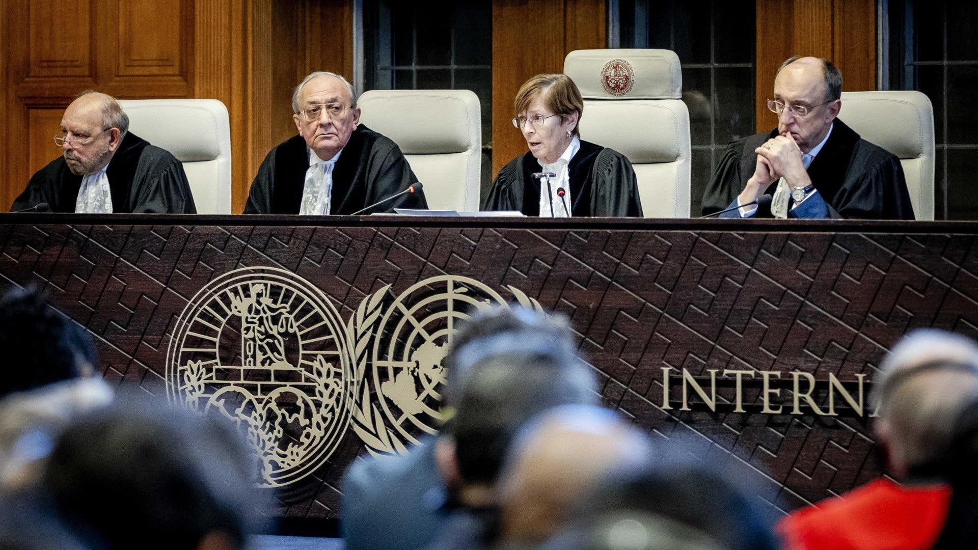 El presidente Donoghue (segundo a la derecha) y otros jueces durante un fallo de la Corte Internacional de Justicia (CIJ) en La Haya, Países Bajos, sobre una solicitud de Sudáfrica de medidas de emergencia para Gaza, 26 de enero de 2024.