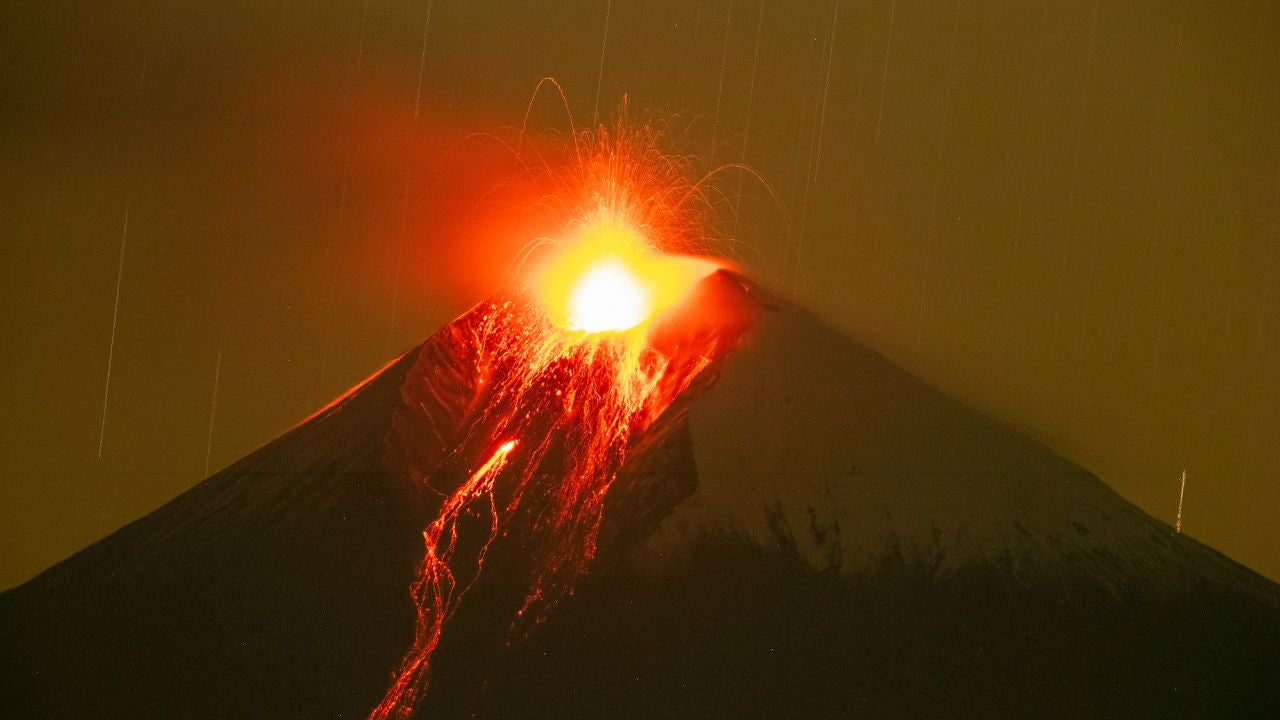 Vista de la actividad eruptiva del volcán Sangay (Ecuador) - Foto: EFE
