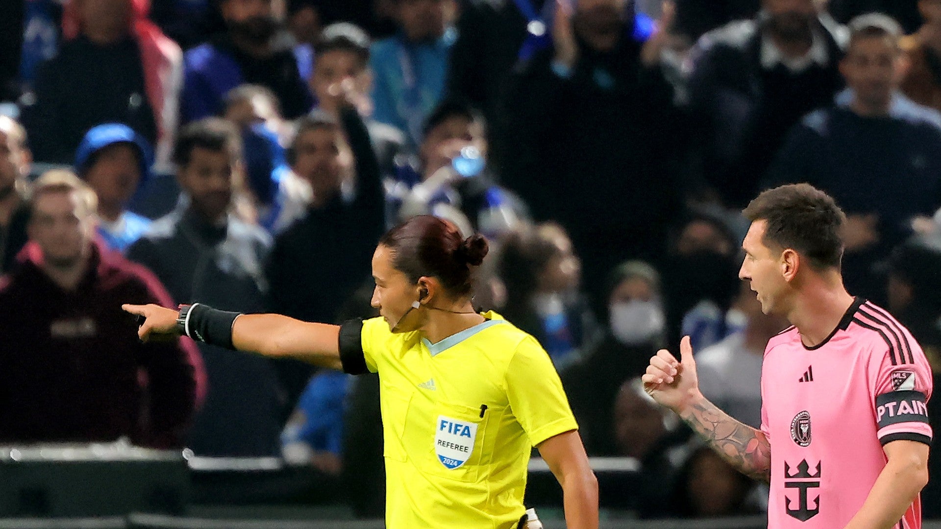 Messi y la jueza del partido, Edina Alves Batista | Foto: AFP