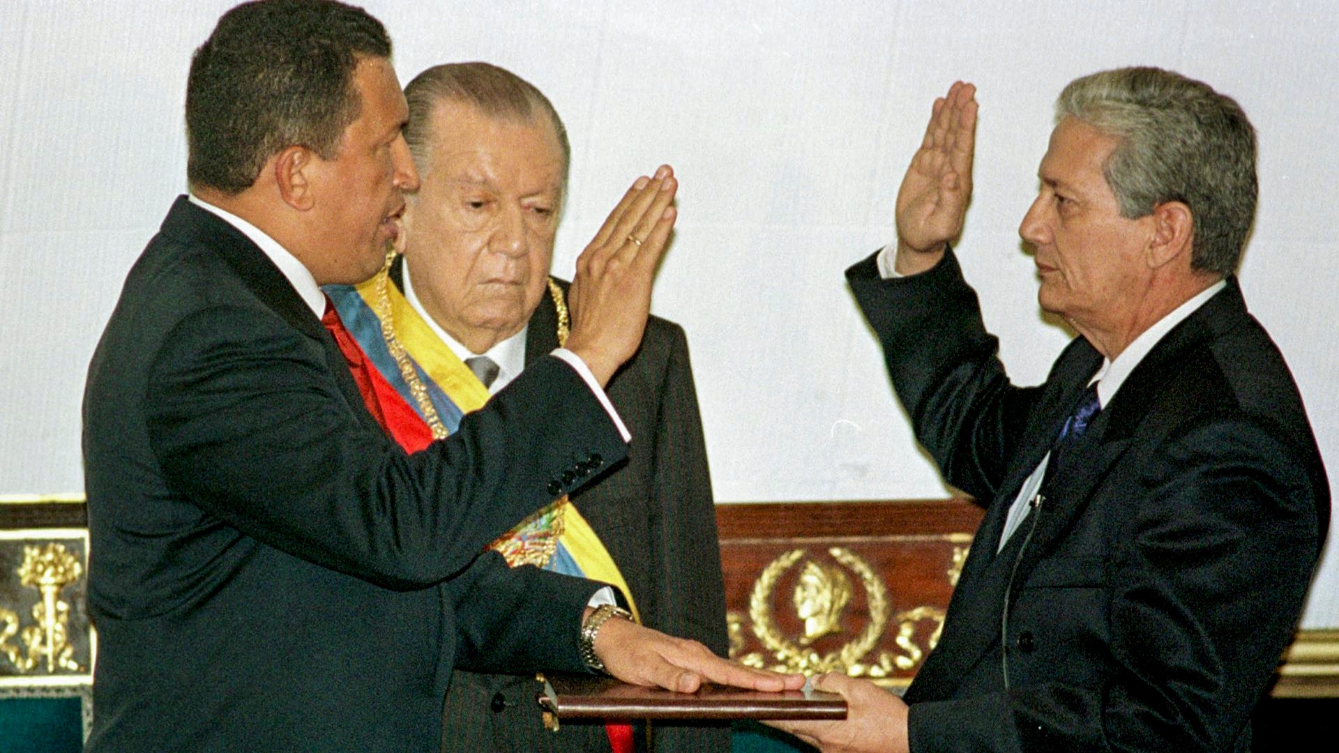 Chávez tomando juramento como presidente de Venezuela - Foto Rodrigo Arangua - AFP