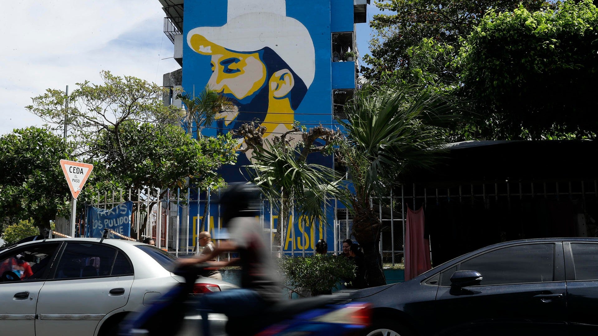 AN SALVADOR (EL SALVADOR) 30/01/2024- Un mural alusivo al presidente Nayib Bukele pintado en un edificio multifamiliar, hoy en San Salvador (EL Salvador). La seguridad y los derechos humanos se colocan como los polos opuestos de la gestión de Nayib Bukele como presidente de El Salvador, quien goza de una altísima popularidad, pero también es criticado por autoritarismo, concentración de poder y atropellos en su guerra contra las pandillas. EFE