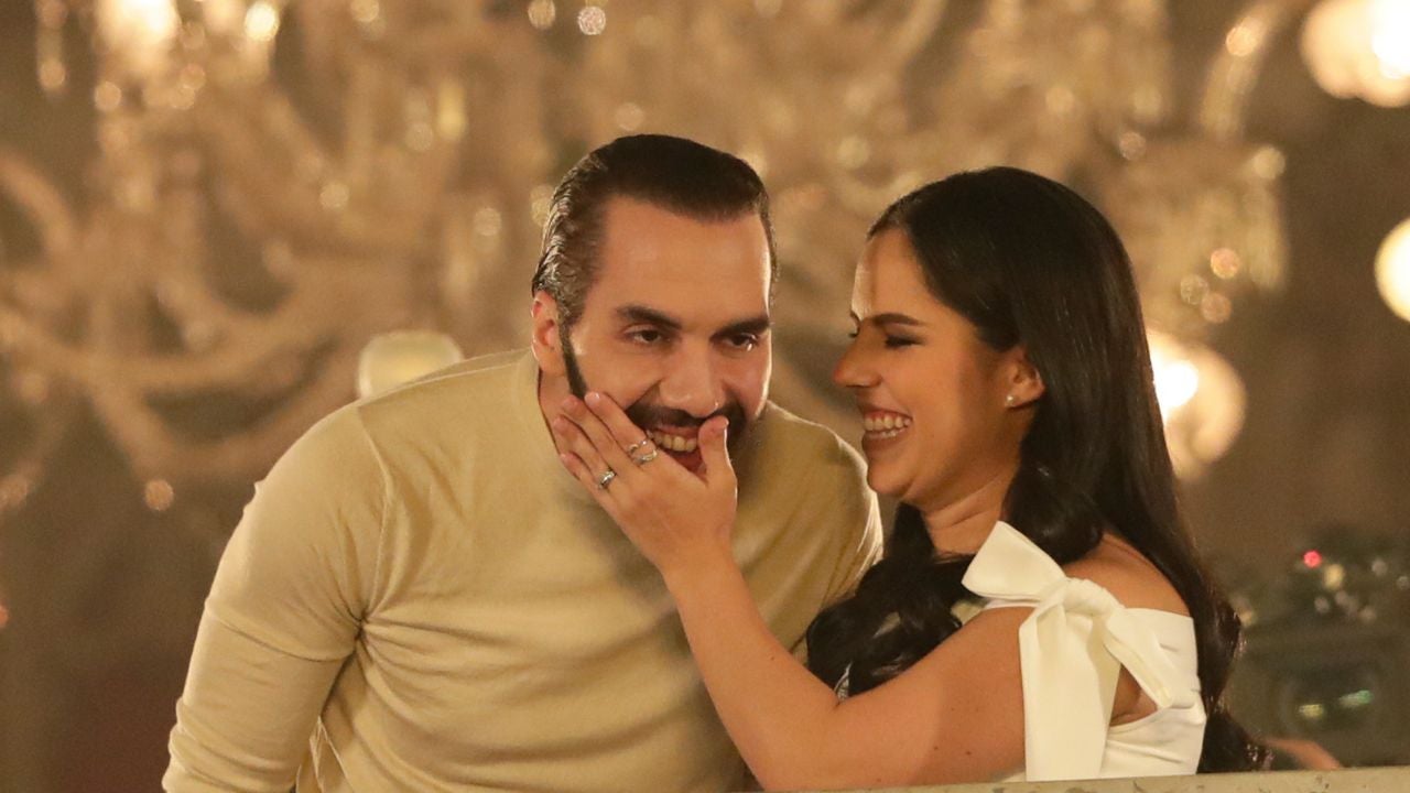 Nayib Bukele, presidente de El Salvador y su esposa, la primera dama, Gabriela Rodríguez - Foto: EFE