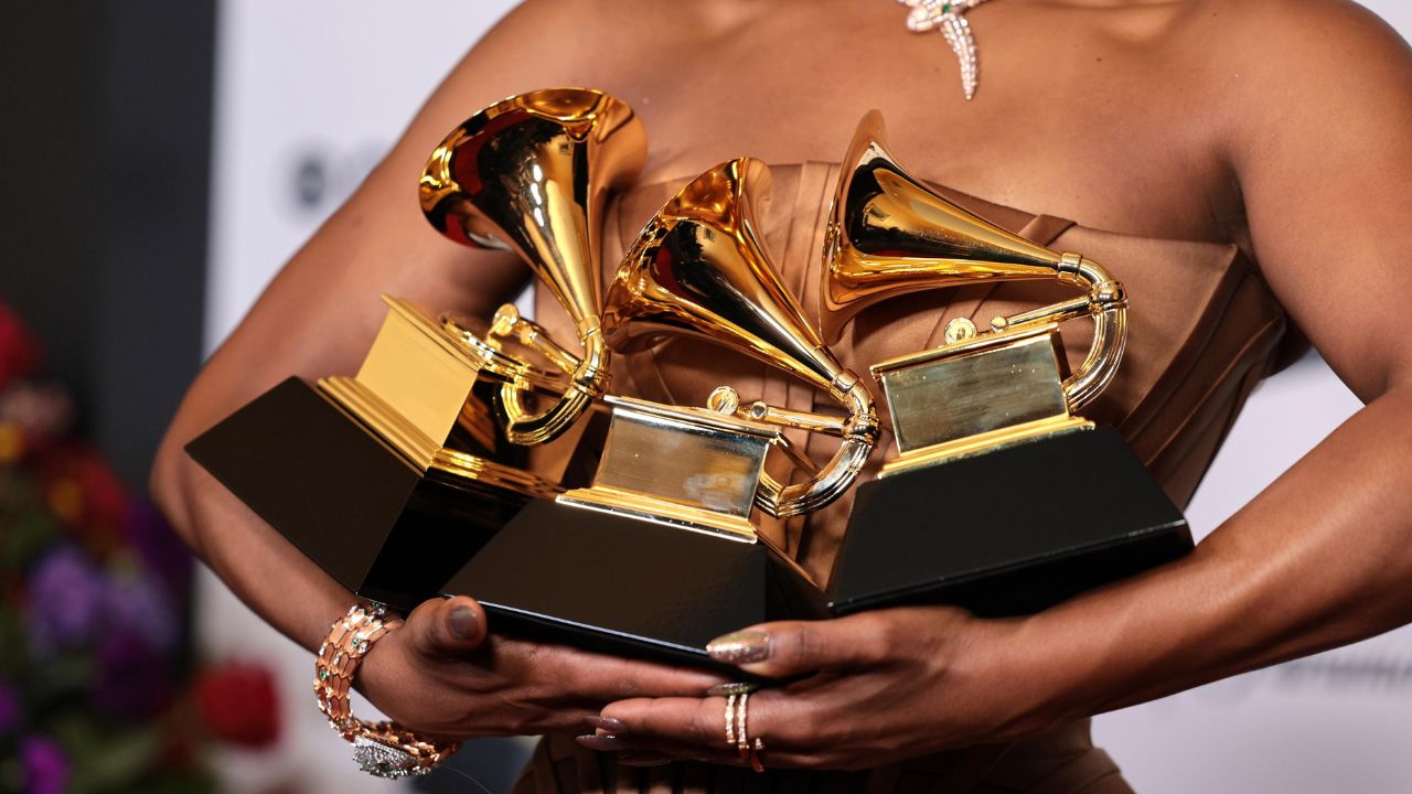 La cantante Victoria Monet sostiene sus premios Grammy - Foto: EFE