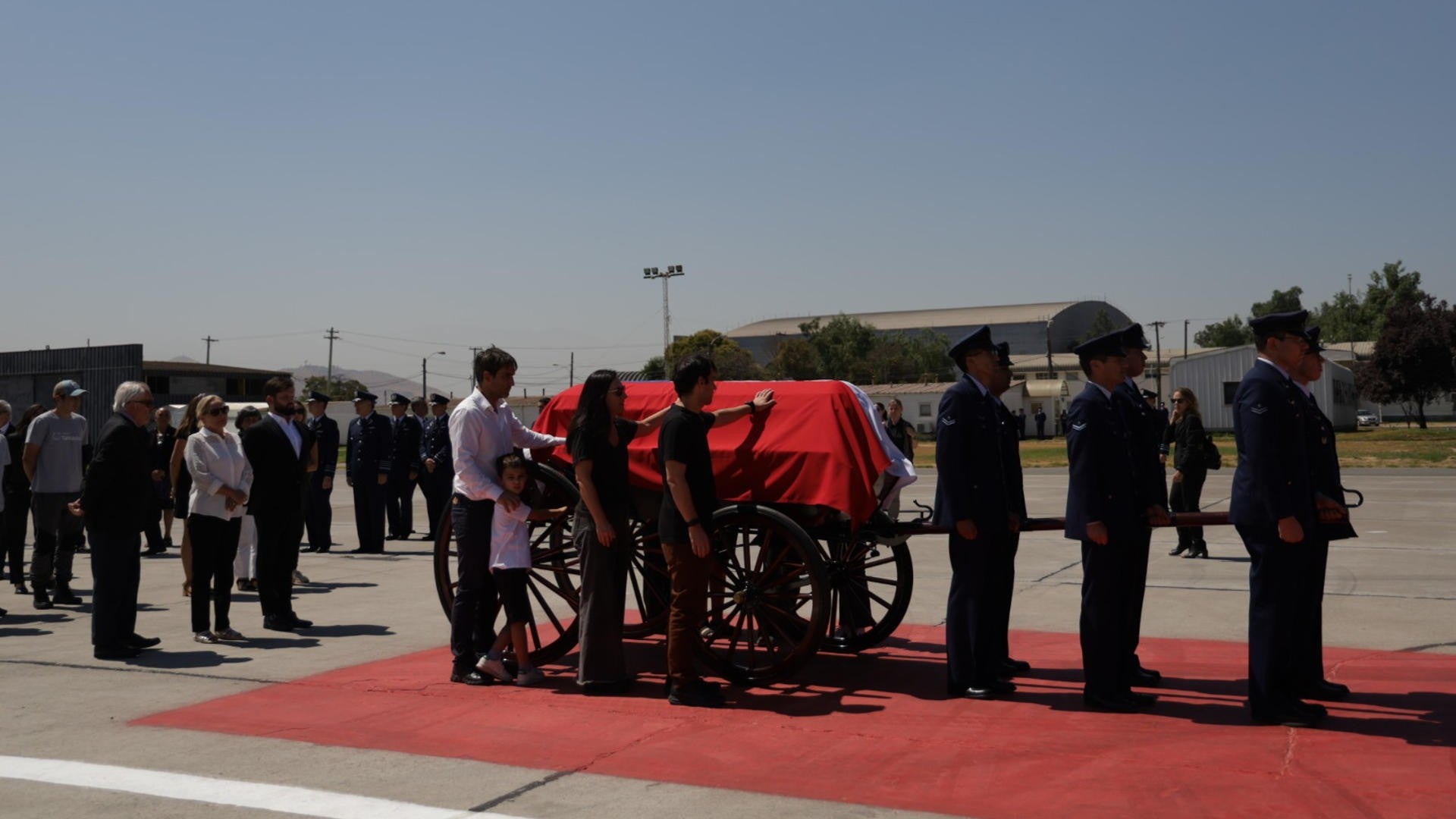 SANTIAGO (CHILE), 07/02/2024.- Familiares acompañan el féretro del expresidente Sebastián Piñera tras su arribo en un avión de la Fuerza Aérea de Chile (FACh) al hangar Grupo 10 del aeropuerto de Santiago, hoy, en Santiago (Chile). EFE
