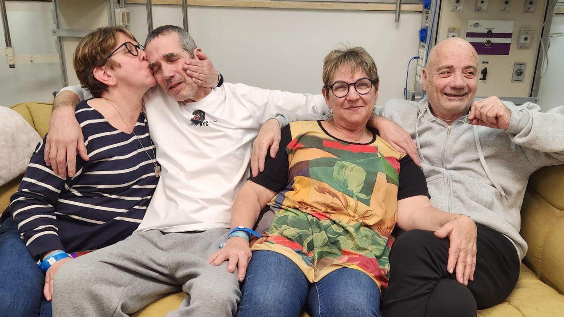 Jerusalén, 12/02/2024.- Los dos rehenes rescatados hoy por las fuerzas israelíes en Rafah, sur de la Franja de Gaza, los argentinos-israelíes Fernando Simón Marman, de 61 años, y Norberto Luis Har, de 70, presentan buen estado de salud, en "condición estable", según informó el hospital Sheba donde fueron atendidos tras su salida. -EFE