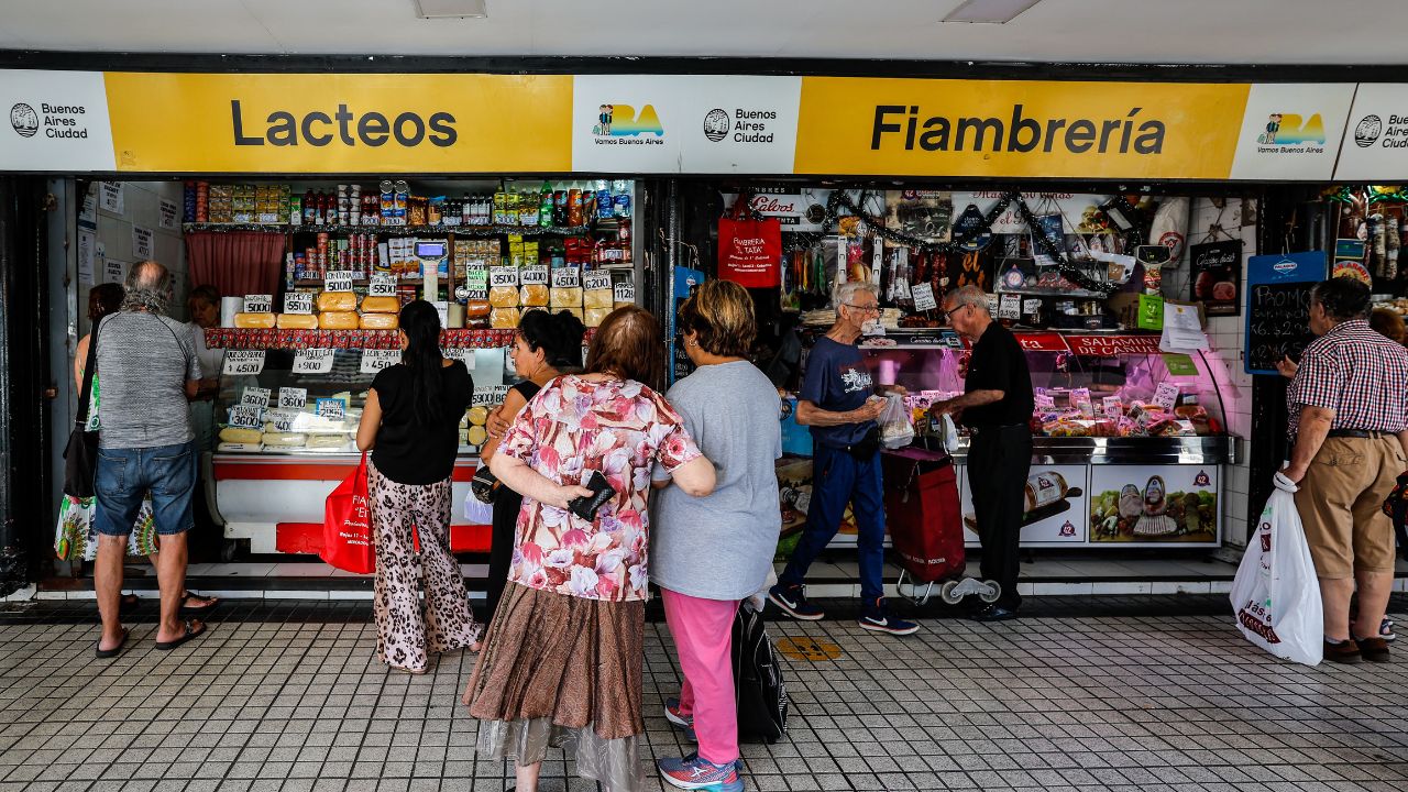 Clientes realizan compras en Buenos Aires (Argentina) - Foto de referencia: EFE