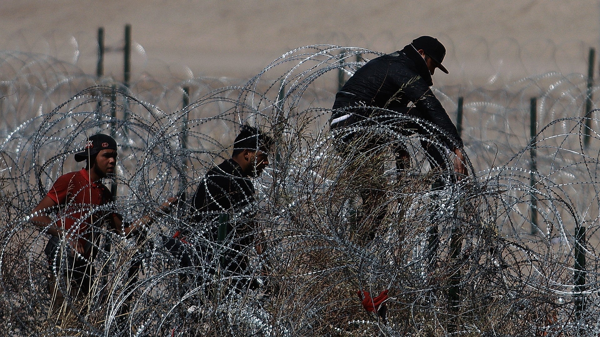 Migrantes cruzando la frontera entre México y EE. UU. (AFP)