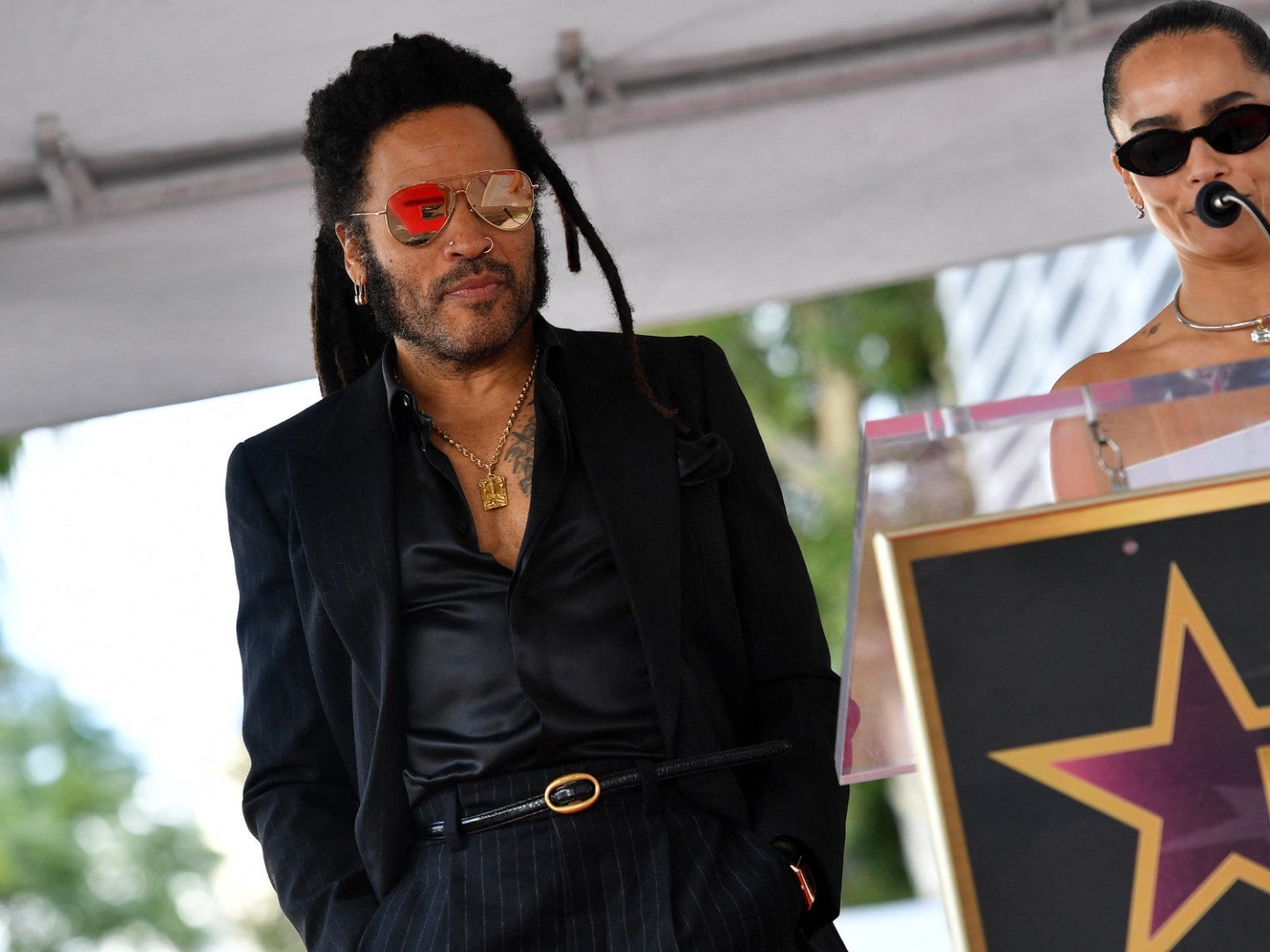 El divertido apunte que dio Zoë Kravitz sobre las camisas de su padre,  Lenny Kravitz, en la entrega de la estrella en el Paseo de la Fama |  NTN24.COM, image size:1440x1080