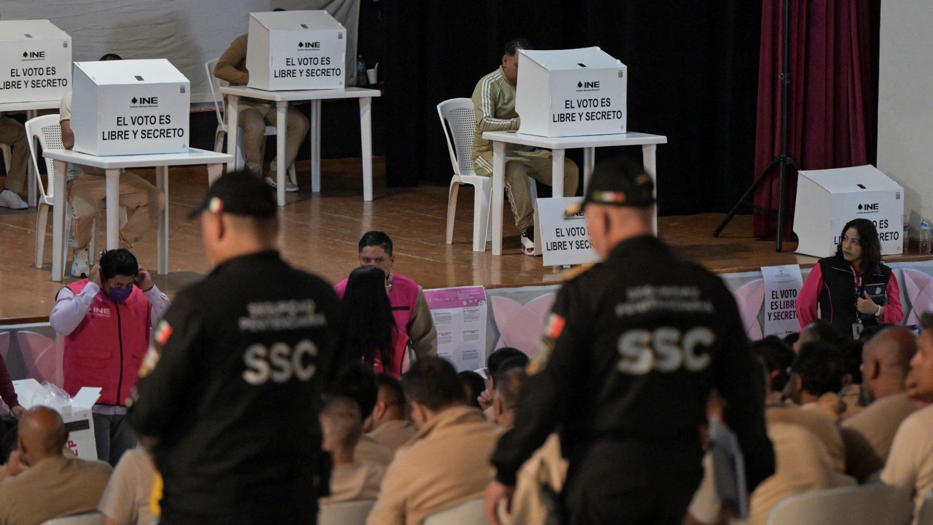 Privados de la libertad votando en México (AFP)